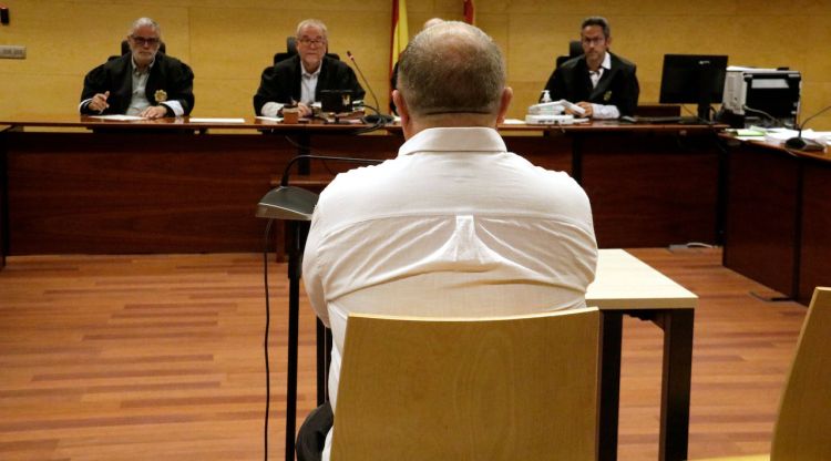 D'esquenes, l'acusat d'abusar sexualment de la fillastra a Vidreres. ACN