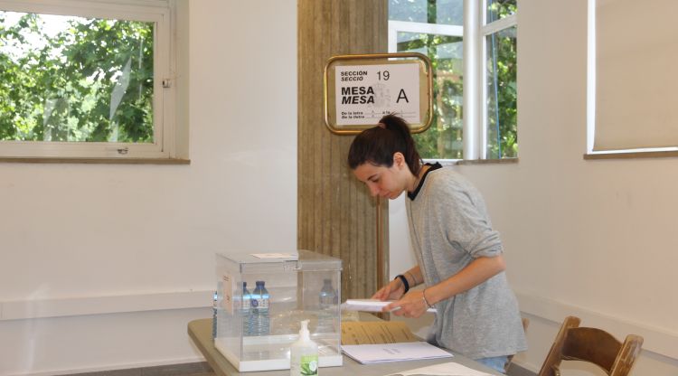 Preparació d'una mesa electoral al Palau de Fires de Girona