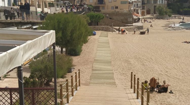 Una de les noves passeres de fusta a la platja del Canadell