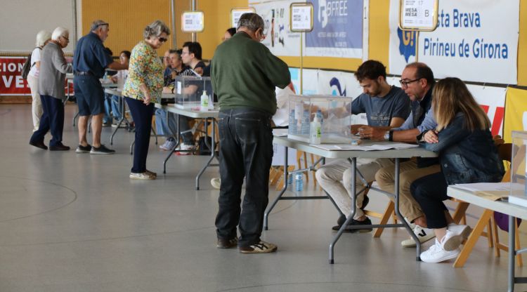 Gironins votant al pavelló municipal Palau 2 de Girona. ACN