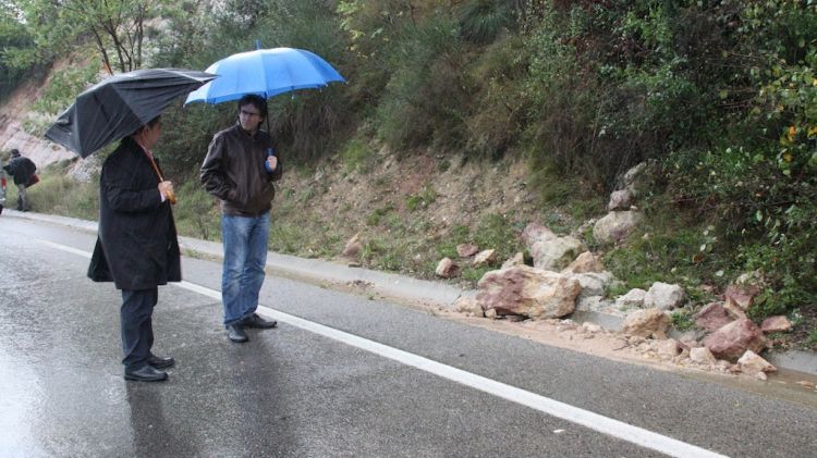 Imatge de l'alcalde de Girona, Carles Puigdemont, que ha visitat l'esllavissada del carrer Emili Grahit © ACN