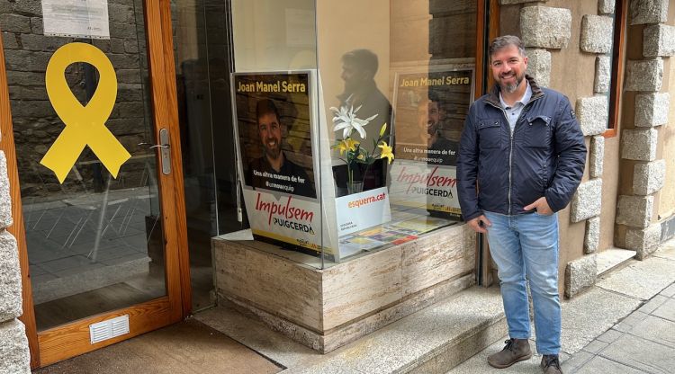 El candidat d'Impulsem Puigcerdà-ERC, Joan Manel Serra, a l'exterior de la seu de la formació a la capital cerdana. ACN