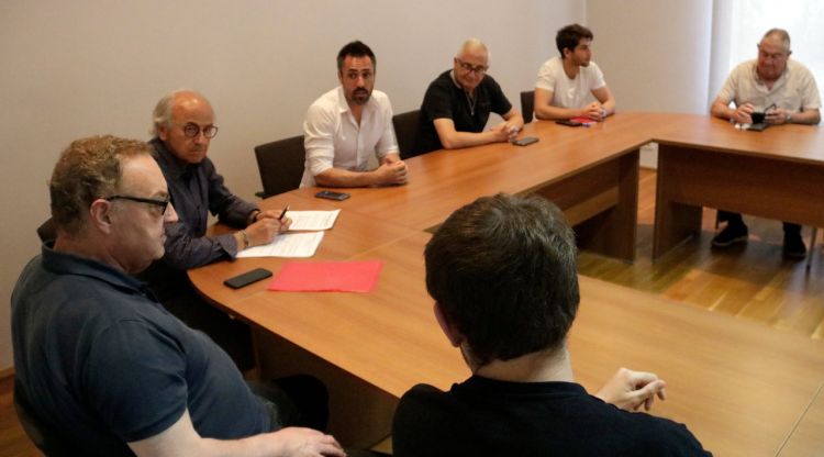 Reunió de l'equip de govern de Sant Julià amb l'advocat, l'historiador i hereus d'espoliats pel franquisme. ACN