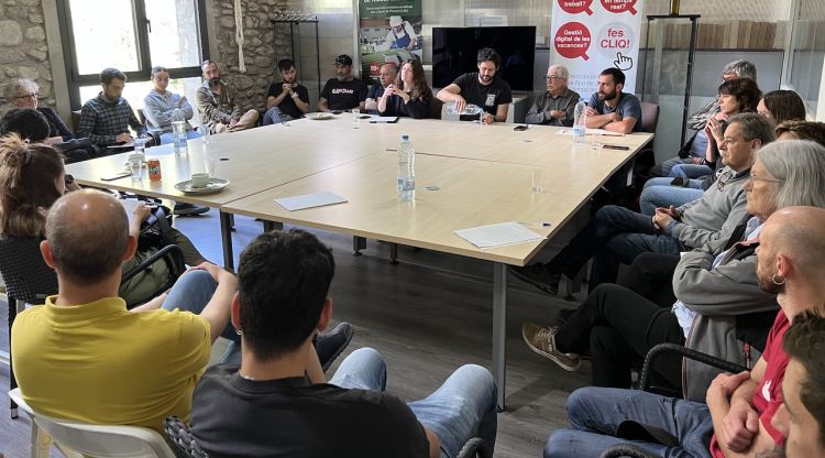 Una seixantena de persones participa en l'assemblea oberta que ha convocat Alternativa per Ripoll per parlar dels esencaris de futur. ACN