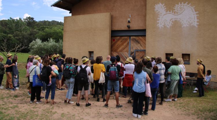 El públic abans d'entrara a vuere l'espectacle 'Orelles'. ACN