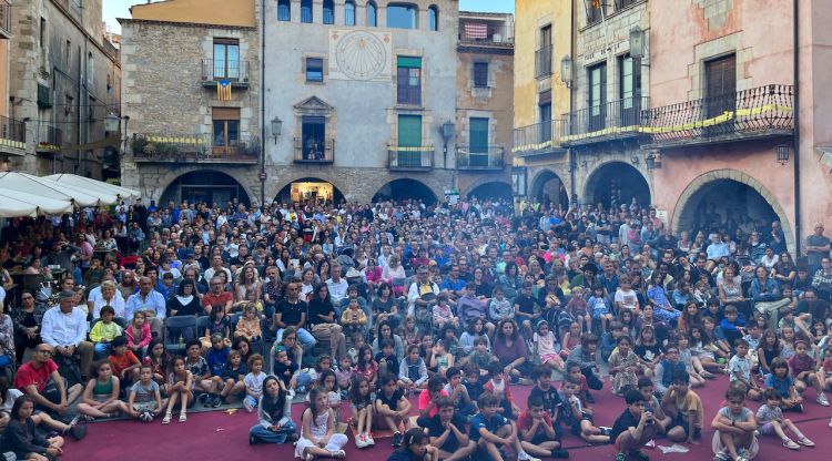 El públic assitent al Fimag en un dels espectacles fets a la plaça de la vila de Torroella de Montgrí. ACN