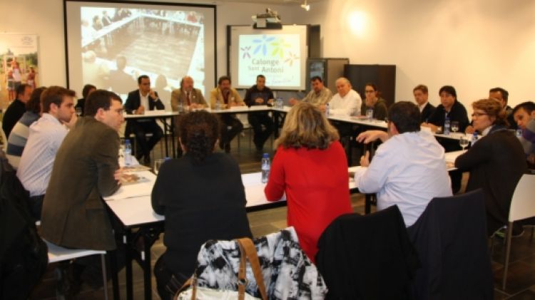 Els alcaldes i representants dels nou municipis del Gironès, la Selva i el Baix Empordà reunits © ACN