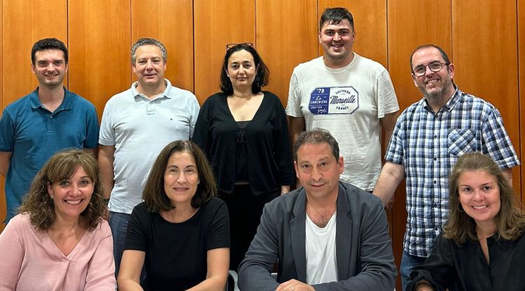 Els regidors de Junts i Independents a Santa Coloma de Farners en la signatura del pacte de govern. ACN