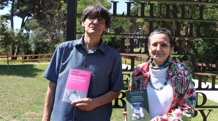 L'escriptor Miquel Martín i la presidenta de la Fundaicó Tom Sharpe, Montserrat Verdaguer amb el llibre. ACN
