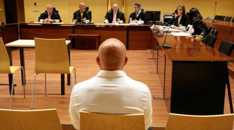 D'esquenes, l'acusat d'abusar sexualment d'una noia de 18 anys en una discoteca de Girona. ACN