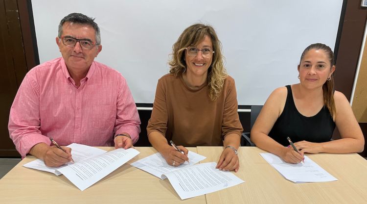 Els tres caps de llista, el de Junts per Vilafant, Francesc Gaspar, la del PSC, Montserrat de la Llave, i la de Ciutadans, Rebeca López