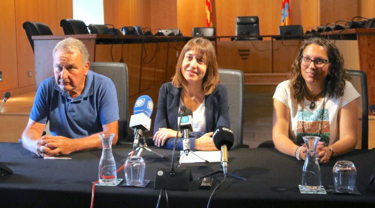 Els tres caps de llista, Antonio Martin, Anna Massot i Cristina Bech, durant la roda de premsa. ACN