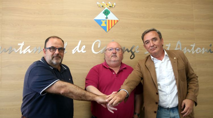 D'esquerra a dreta, Arturo Prades, Jordi Soler i Alberto Mas, donant-se la mà després de reeditar el pacte a Calonge. ACN