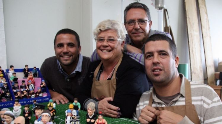 La família Alós-Pla amb alguns dels caganers de la seva empresa de Torroella de Montgrí © ACN