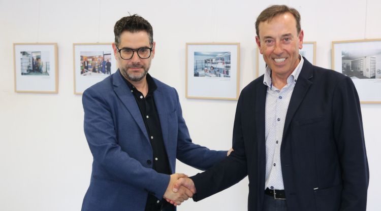 Josep Quintana i Pep Berga segellant l'acord amb una encaixada de mans. ACN