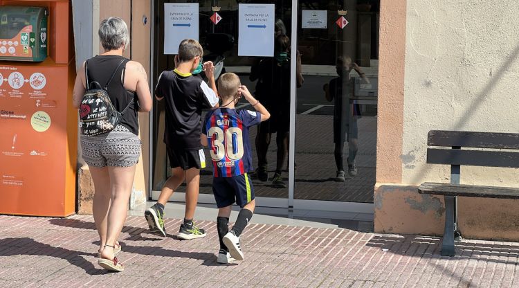 Una mare porta els seus fills al consultori local de Bonmatí per fer-se les proves de plom en sang. ACN