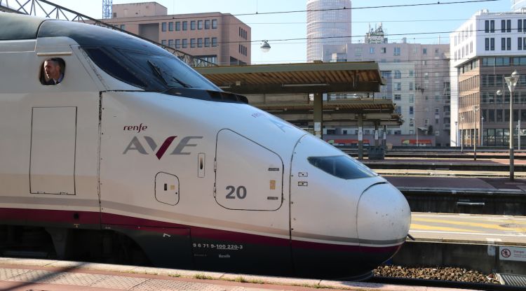 Un tren d'AVE de Renfe a l'estació de Lyon-Part Dieu, a França. ACN