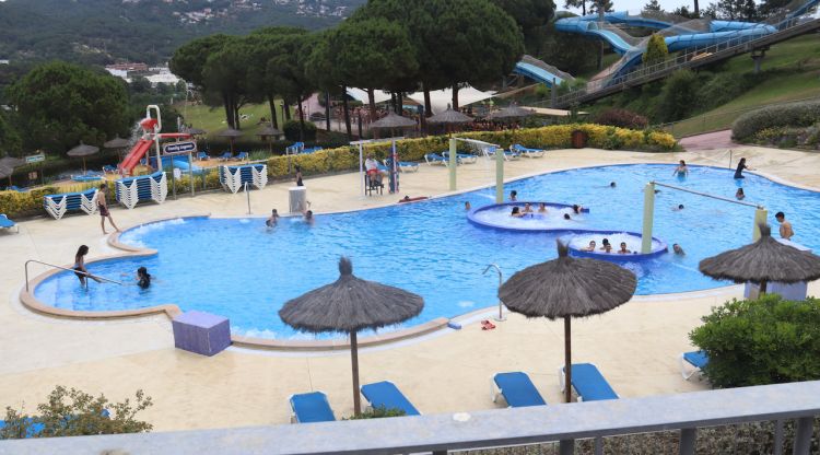 Una piscina plena amb gent banyant-se i refrescant-se en el parc aquàtic de WaterWorld de Lloret de Mar, avui. ACN