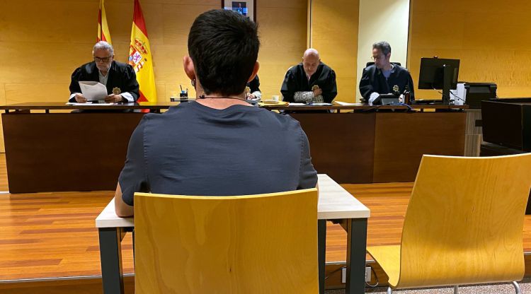 D'esquenes, l'acusat d'abusar sexualment d'una noia mentre dormia després d'una festa a Sobrestany. ACN