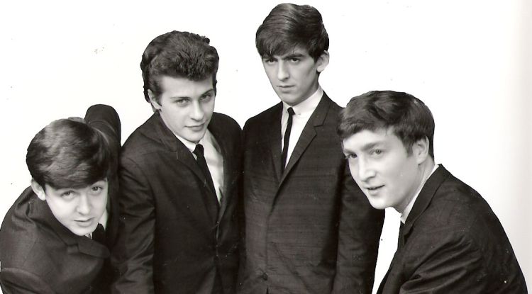 Pete Best (segon per la dreta) acompanyat de Paul McCartney, George Harrisson i John Lennon