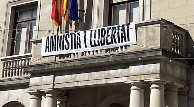 La pancarta que s'ha instal·lat al balcó de l'Ajuntament de Figueres