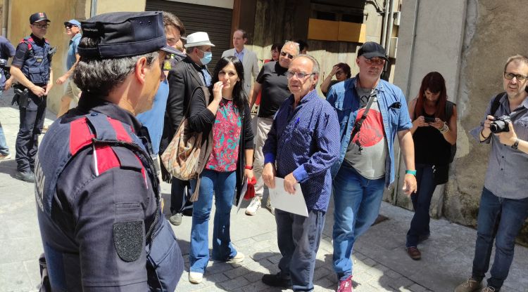 Sílvia Orriols a l'arribada a la seva seu amb la policia Local i els Mossos. ACN