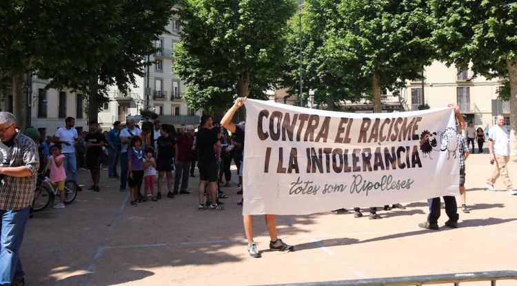 Un grup de persoens concentrades dissabte contra Aliança Catalana. ACN
