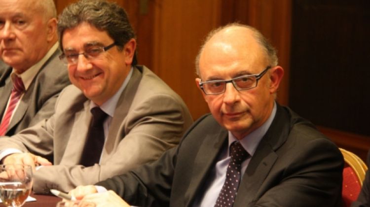 Cristobal Montoro en primer terme durant la reunió, al seu costat el candidat per Girona, Enric Millo © ACN