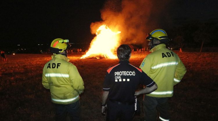 Dos ADF i Protecció Civil davant una foguera a Blanes, aquesta nit