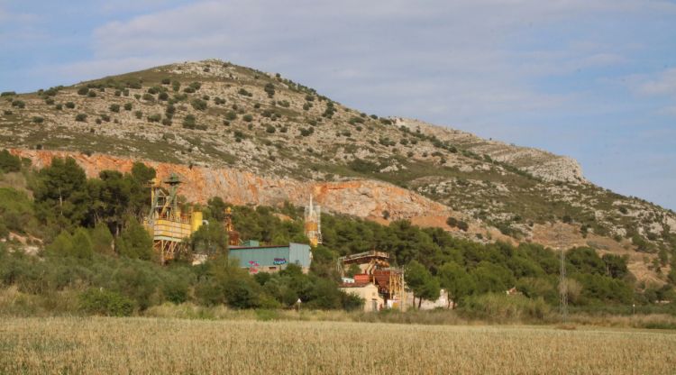 El Montgrí malmès per l'activitat de la pedrera d'Ullà. ACN