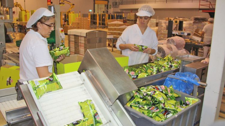 L'empresa gironina Frit Ravich fabrica i distribueïx més de 2.8000 productes © ACN