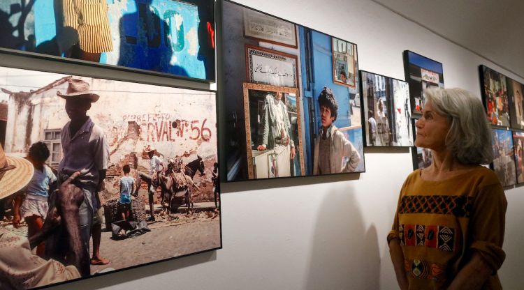Marta Sentís davant algunes de les fotografies de l'exposició 'Tots els dies són meus'