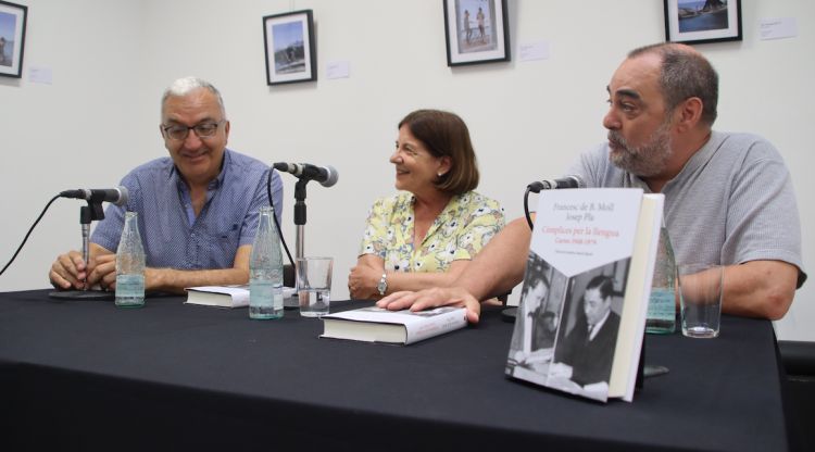 D'esquerra a dreta: Xavier Pla, de la Càtedra Josep Pla de la UdG; la filòloga Josefina Salord; i l'editor de Destino, Jordi Cornudella. ACN