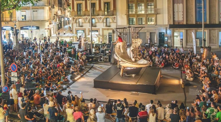 Diversos espectadors miren l'espectace 'Lemniscate' a la plaça baixa de la Rambla de Figueres
