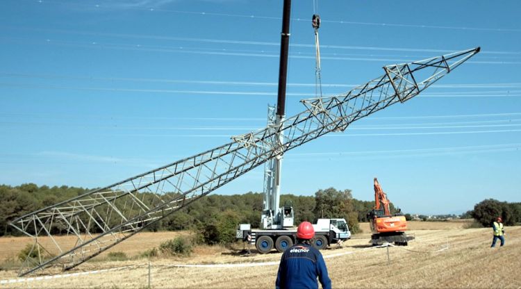 Els operaris de Red Eléctrica retirant una de les torres de l'estesa de 132 kV que s'han compactat amb la MAT