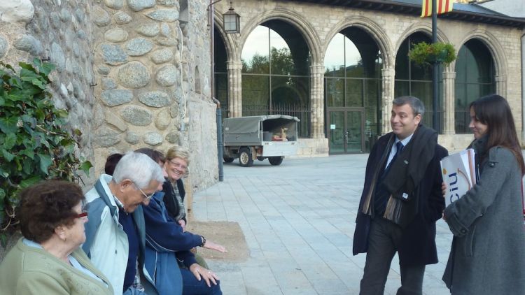El candidat, Jordi Xuclà, durant la visita que ha fet a la capital del Ripollès © ACN