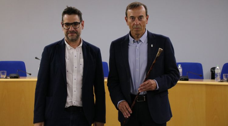 Josep Quintana d'ERC i Pep Berga de Junts, després de pactar un govern de caolició a Olot. ACN