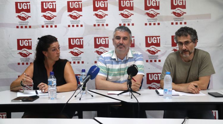 La responsable d'Educació d'UGT a Catalunya, Lorena Martínez, el de Girona, Jordi Perales, i el secretari general d'UGT a les comarques gironines, Maxi Rica. ACN