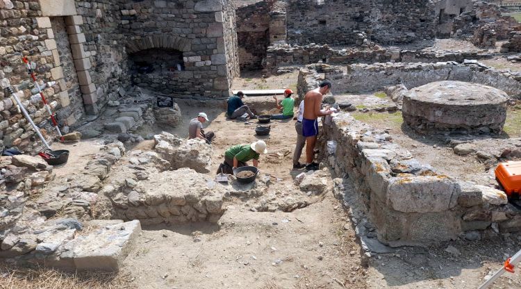 Treballs al cementiri parroquial d’època moderna al nord del claustre