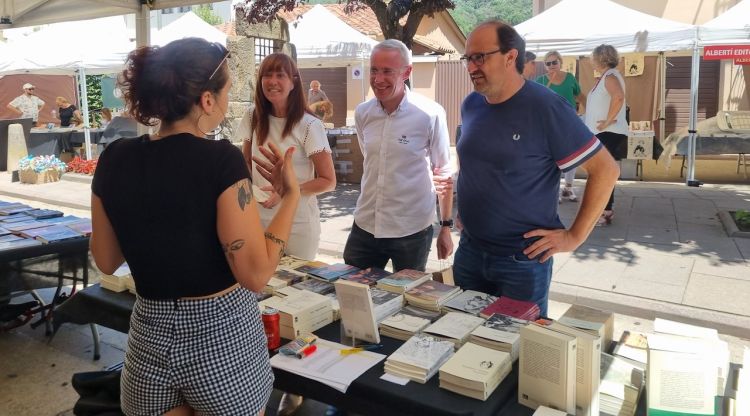 Marta Madrenas i Albert Piñeira visitant la Fira del Llibre Local