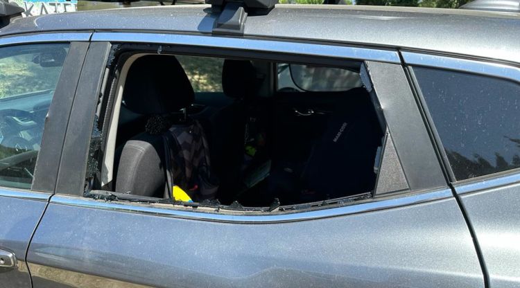 Els vehicle amb una finestra trencada que es va trobar a l'aparcament de l'estació. ACN