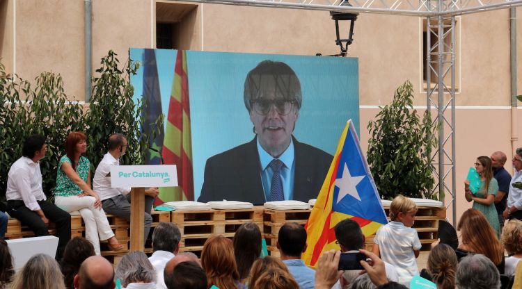 L'expresident Carles Puigdemont intervé telemàticament en un acte de campanya de Junts a Amer. ACN