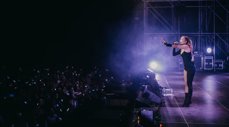 Un instant de l'actuació de la cantant Ana Mena al Festival Vallviva