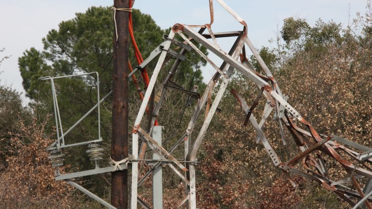 Una torre destrossada a Llagostera pel temoral de neu