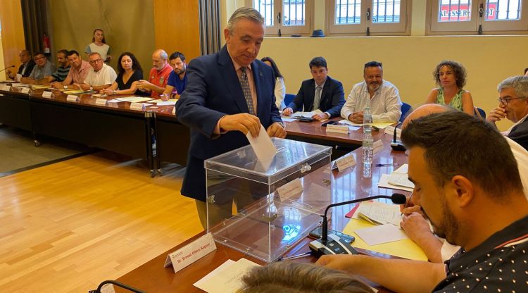 El president del Consell Comarcal de l'Alt Empordà, Agustí Badosa, votant en la constitució de la corporació