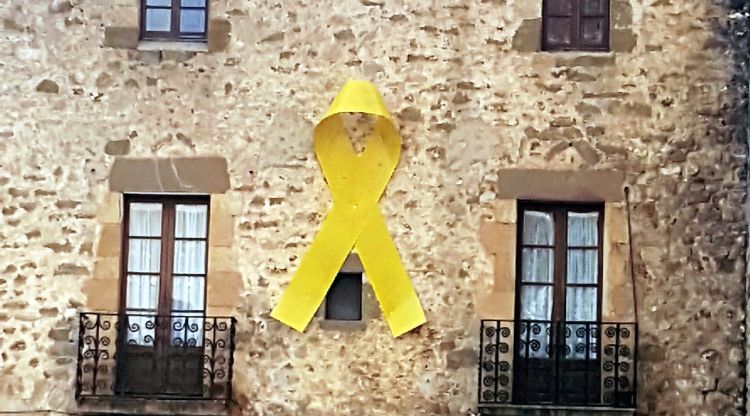 Un llaç groc en una façana de Lladó l'abril del 2018. ACN