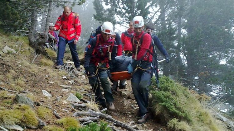 L'equip transporta l'excursionista ferit a Queralbs © ACN