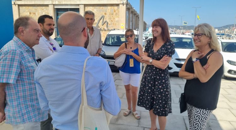 La candidata de Junts al Congrés, Marta Madrenas,  fa campanya a Palamós acompanyada d'alcaldes i regidors del Baix Empordà