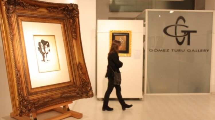 En primer plà, un dels tres quadres inèdits de Dalí a la Gómez Turu Gallery © ACN
