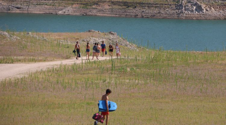 Esport a l'aigua per combatre les temperatures altes al pantà de Darnius-Boadella. ACN
